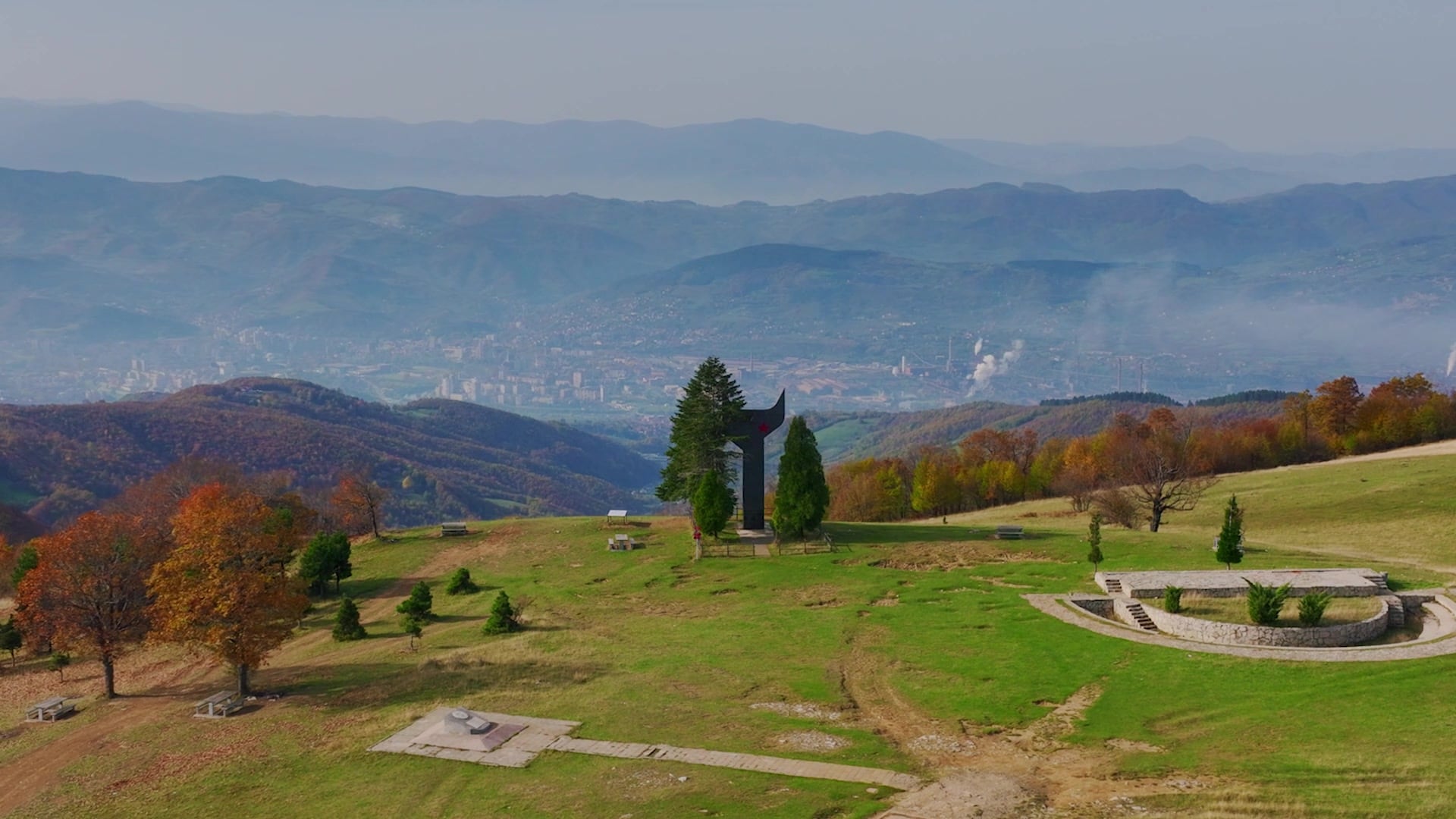 Spomenik i plato iz zraka