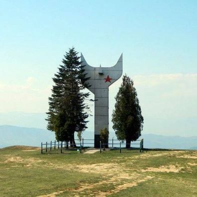 Spomenik u planinskom pejzažu